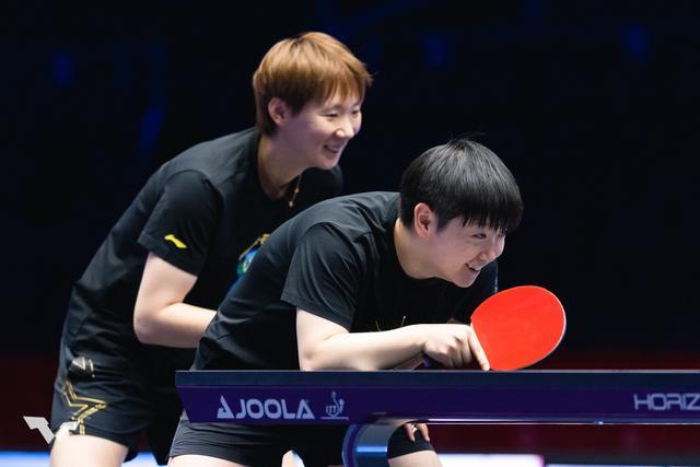 美国大满贯：孙颖莎王曼昱训练笑不停，张本美和观看王楚钦训练