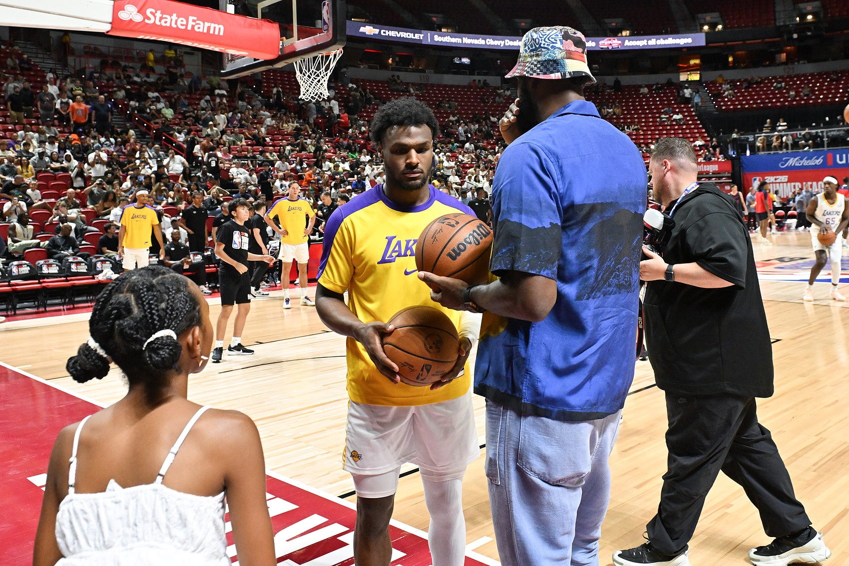 开云官方网站-心情特好😎詹姆斯对女儿秀运球出现小失误&amp;和布朗尼窃语一番