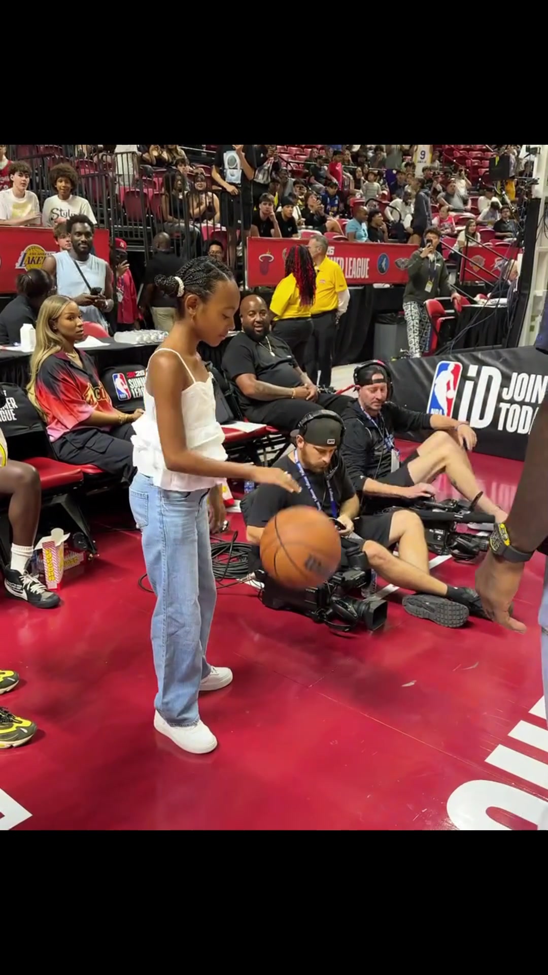 开云官方网站-心情特好😎詹姆斯对女儿秀运球出现小失误&amp;和布朗尼窃语一番