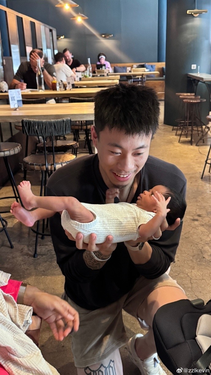 开云官方网站-张镇麟社媒晒近况：康复🏋️ 摄影📷 当教父👶