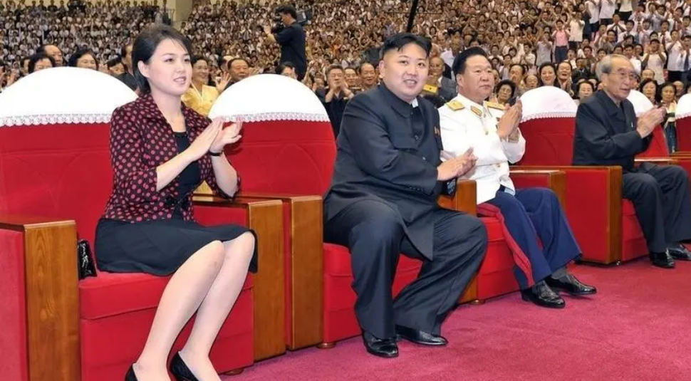 开云官方网站-朝鲜第一夫人李雪主：狠心抛弃前任，仅用一招就让金正恩死心塌地