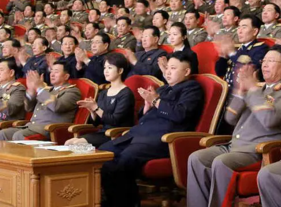 开云官方网站-朝鲜第一夫人李雪主：狠心抛弃前任，仅用一招就让金正恩死心塌地