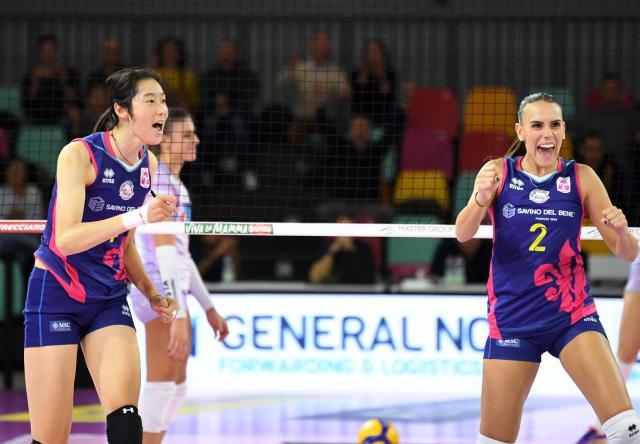 开云官方网站-斯坎迪奇逆转取胜升至第三 朱婷17分首度当选MVP