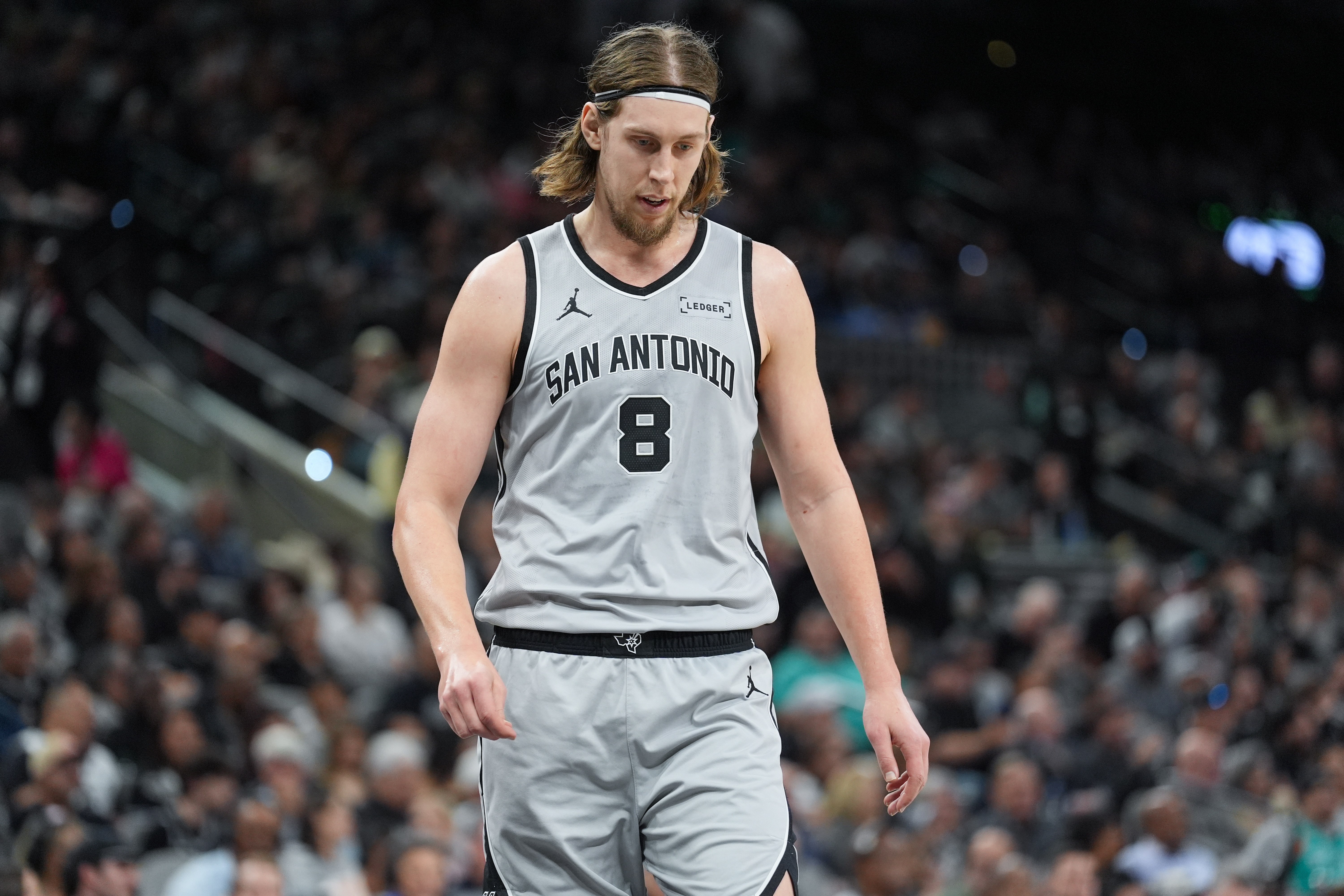 开云官方网站-解说：马刺的中锋问题需解决 奥利尼克今天的挡拆被对手彻底无视