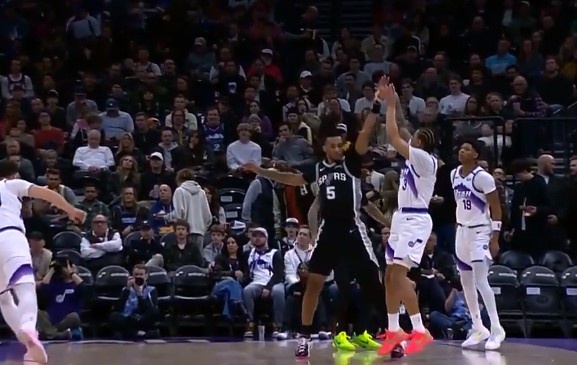 这球升级一级恶意！基昂特·乔治三分命中 卡斯尔扑防不及送加罚