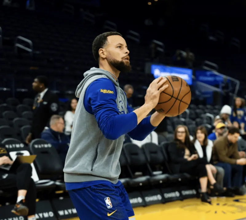 科尔：库里的膝盖伤势不严重，但这几天一直有影响