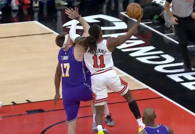 开云官方网站-蒂米被打到面部走回更衣室，裁判回看吹多森姆普通进攻犯规